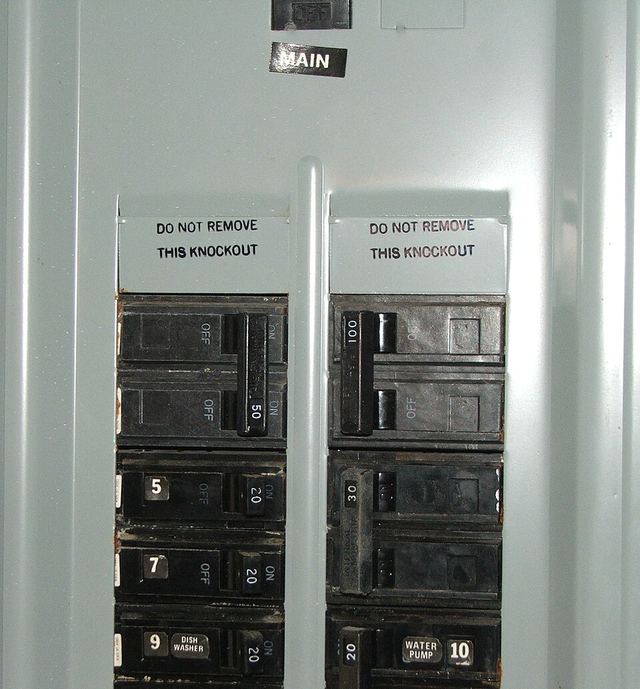 Circuit-breaker equipment with its front cover fitted